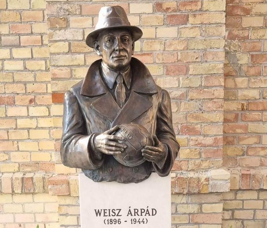 Szobrot avattak Weisz Árpád tiszteletére Kőbányán